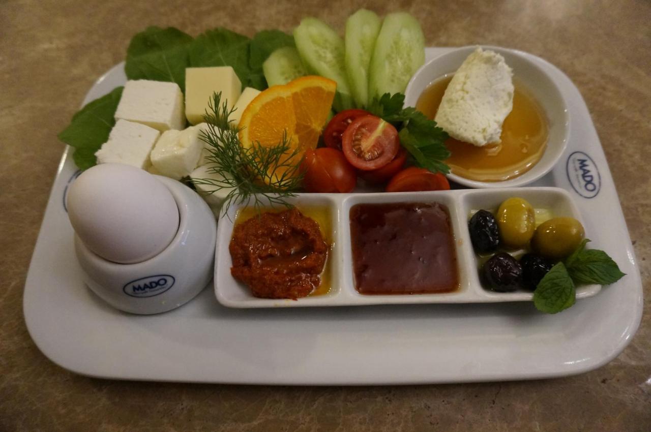 Hotel Phosphorion Istanbul Exterior foto A traditional Turkish breakfast