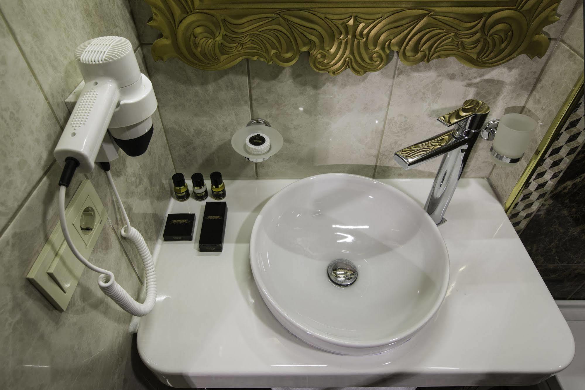 Hotel Phosphorion Istanbul Exterior foto A bathroom in a hotel