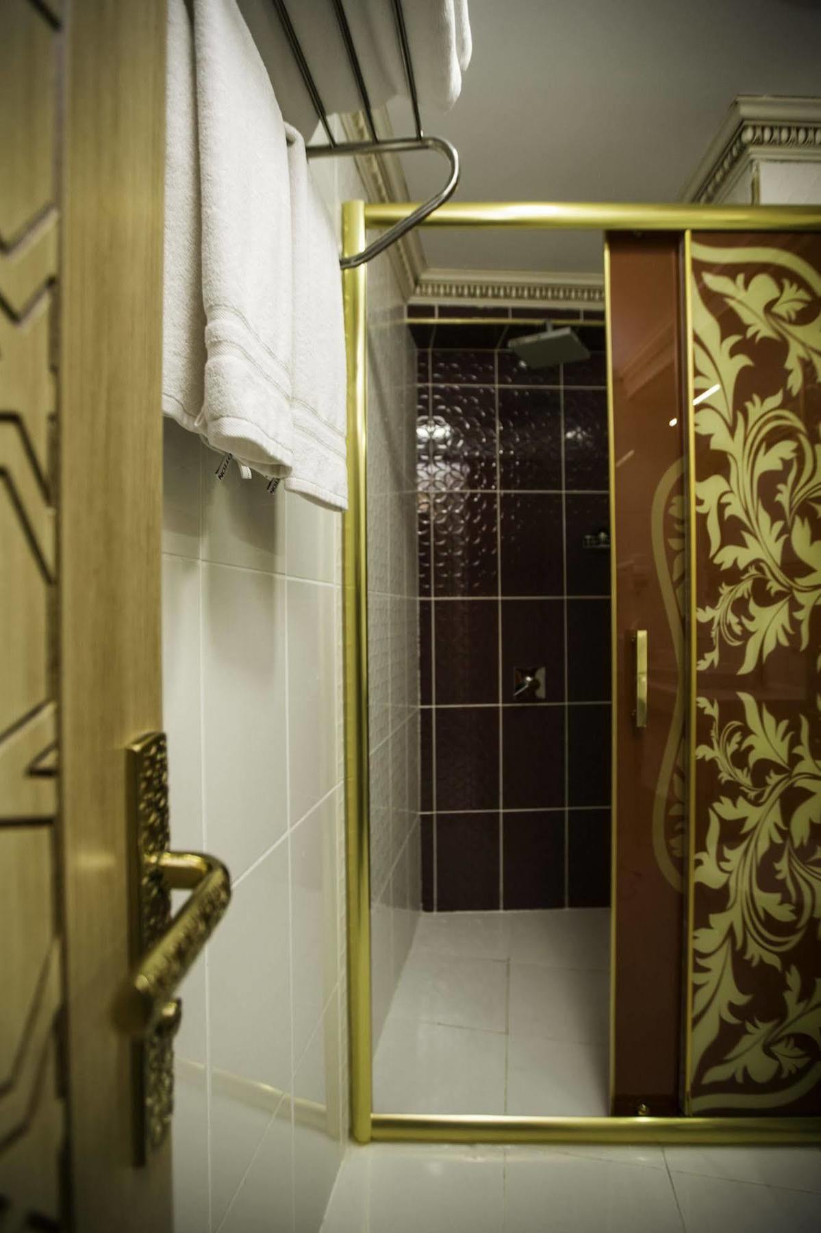 Hotel Phosphorion Istanbul Exterior foto A shower cubicle